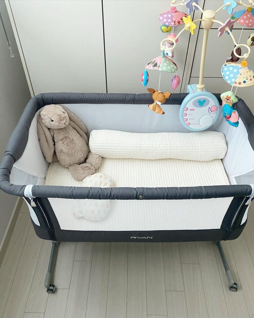 expectant parents.
Alt text: Saving money by borrowing temporary baby equipment from family and friends.