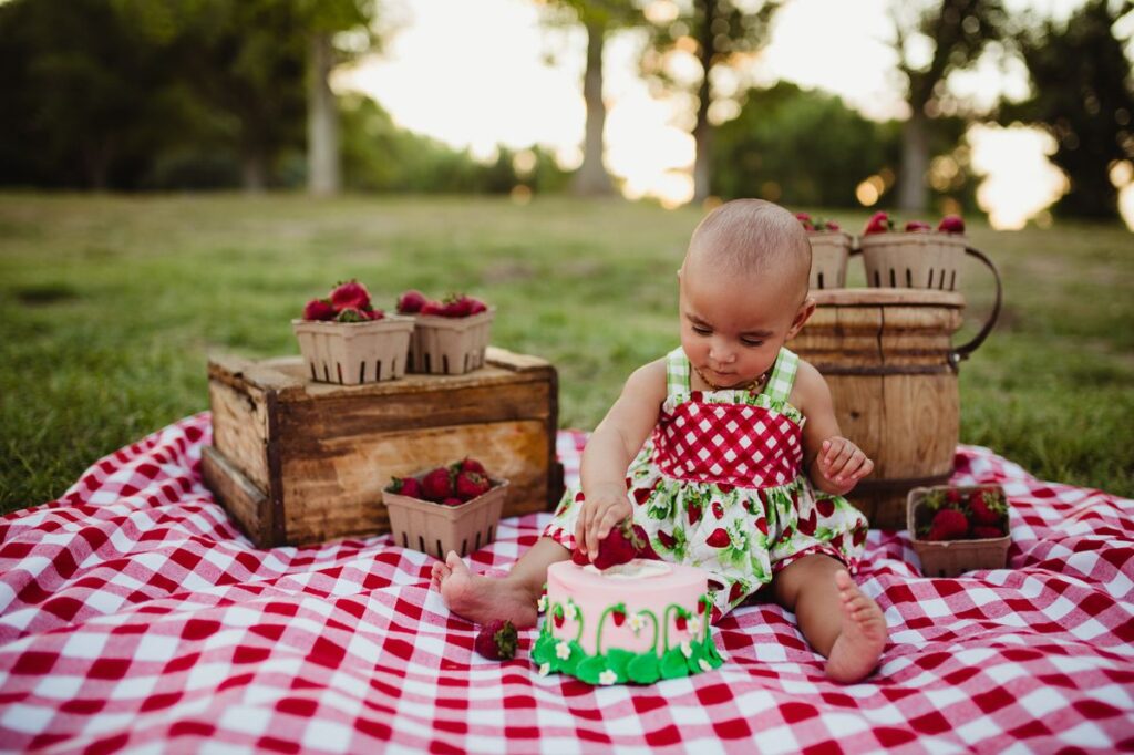 outdoor first birthday photoshoot
